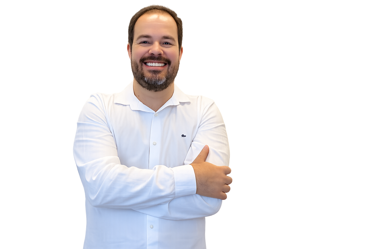 Dr. Davi Rodrigues sorrindo, de camisa branca e braços cruzados